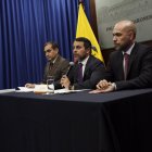  La renuncia de Granda ocurre días después de la fuga del exsecretario de Comunicación, Fernando Alvarado, del país, pese a que portaba un dispositivo de vigilancia electrónica.  