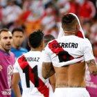  Paolo Guerrero se lamenta tras perder en su debut mundialista. 