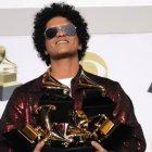  Bruno Mars posa junto a sus premios. 
