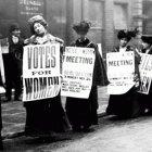  Fotografía de mujeres inglesas protestando por el derecho a sufragar. 