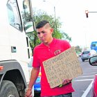  Los extranjeros se posan con carteles en los que explican que son personas honradas, con el fin de que la gente no les tenga miedo. 