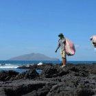  Recolectores de basura en la isla Galápagos.  