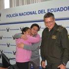  La mujer su reunió con su hijo en la sala de conferencias de la Unidad de Vigilancia Comunitaria (UVC) de Ambato. 