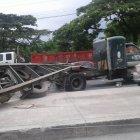  La carrocería quedó doblada parcialmente sobre el parterre.  