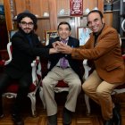  Daniel y Mauricio acompañan a Medardo Luzuriaga (centro) en la sala de su casa. Hijo y nieto siguen el legado del  