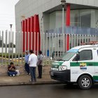  Familiares esperan la entrega del cuerpo. 