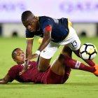  Enner Valencia (d) y el defensa catarí Pedro Migel Correia disputan un balón. 