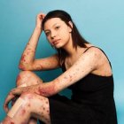  Una de las modelos de Sophie Mayanne muestra su piel de mariposa.  