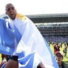  El zaguero salió lesionado de la final ante Emelec y reapareció solo para los festejos por el título. 