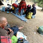  José debe tener sus pies al aire libre para que las heridas se sequen. 