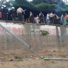  Las personas que estaba recostado en la baranda cayeron de unos tres metros de alto. 