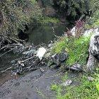  Esta fuente de agua se ha visto afectada por la cantidad de deshechos que han botado 