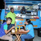  Los clientes degustan el matasuegra que ofrece Juan José Cedeño. 