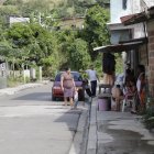  En la barriada, los moradores están preocupados. 