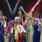  Con una amplia sonrisa, la belleza filipina obtuvo la tiara de manos de su predecesora, la sudafricana Demi-Leigh Nel-Peters, y desfiló frente a un público entregado que coreó desde el inicio de la gala su nombre. 