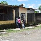  El sospechoso trató de huir con su hija de 12 meses. 