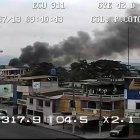  Cámaras de videovigilancia captaron la imagen de una columna de humo que se desprendía de una recicladora del sector. 