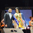  La nueva soberana luce su cinta. 