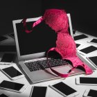  Sextorsión, vampiresas electrónicas,  cazadoras de infieles, venganzas sentimentales por internet. Los tentáculos de la ciberdelincuencia moderna invaden nuestra vida más íntima. 