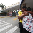  Nely Cedeño y José Mina permanecen al cuidado de sus hijos, quienes están asilados en la Unidad de Quemados del hospital Roberto Gilbert. 