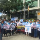  Cerca de 20 personas alzaron su voz frente al Consulado, en av.  Las Monjas  