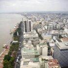  Los guayaquileños experimentan un clima más fresco debido a la llegada del verano.  