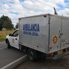  La madre la había dejado sola las horas de la tarde.  