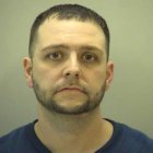  El hombre fue filmado golpeando y pateando a su hijo de 6 años.   