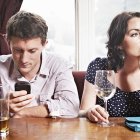  El término micro-cheating fue popularizado por una psicóloga australiana, según BBC. 