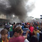  La turba también incendió el vehículo en el que se transportaban los sospechosos. 