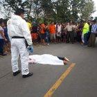  El cuerpo inerte de la mujer quedó sobre la calzada.  