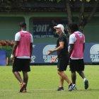  El elenco de Alfredo Arias volvió a practicar en el Polideportivo de Samanes. 