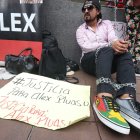  Con pancartas pedía que se revise su condena.  