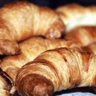  El consumo de comida ultraprocesada, como refrescos, cereales o tartas industriales, puede aumentar el riesgo de cáncer, según un estudio. 