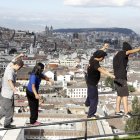  Las arriesgadas piruetas de los jóvenes llaman la atención de transeúntes en el parque Cumandá, La Ronda y El Panecillo. 