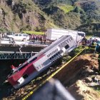  Los equipos de rescate tuvieron que recuperar el bus de las profundidades.  