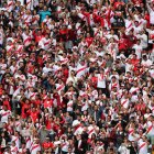  Aficionados durante un entrenamiento de la selección peruana en el estadio Nacional de Lima.  