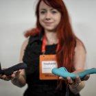  A diferencia de la mayoría de vibradores que imitan la forma del sexo masculino, el Crescendo es flexible para ajustarse mejor a la forma de la vagina y vibra en diferentes puntos. 