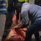  Cuando la policía bajó el cuerpo del hombre, familiares protagonizaron escenas de dolor. 