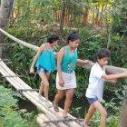  Niños cruzando el puente de caña. 