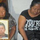  Rosa Mejillón sostiene el retrato de su hijo.  