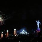  Desde el miércoles, un pesebre gigante ilumina El Panecillo. 