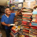  Atrapado entre libros. Manuel Fabara heredó el negocio de su padre.  