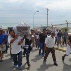  Familiares recorrieron el barrio del pescador en su traslado al cementerio.  