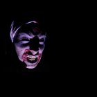  En medio de la oscuridad se observan rostros que aterran a los visitantes.  