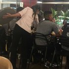  Barcelona cenando en el restaurante Nacional del aeropuerto de Lima. 