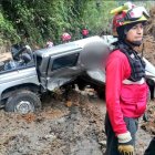  La camioneta quedó aplastada en medio de la tierra.  