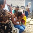  Mirella Caicedo, mamá de la criatura fallecida, es consolada por sus familiares. La señora no podía contener las lágrimas ante el dolor que la embarga. 