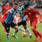  Fernando Gaibor disputa el balón.  