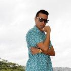  Como cantante, Álex aparece con una imagen fresca y juvenil, acorde a su propuesta. 